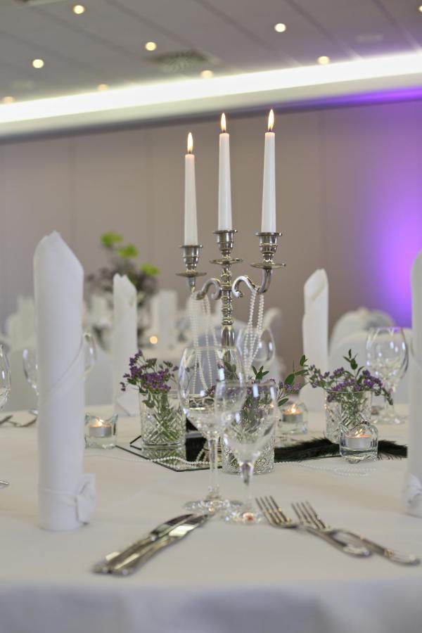 Hyperion Hotel Lipsko Exteriér fotografie A candelabra on a table